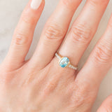 Anello in oro giallo 9K con zircone azzurro (1.63ct) e zirconi bianchi