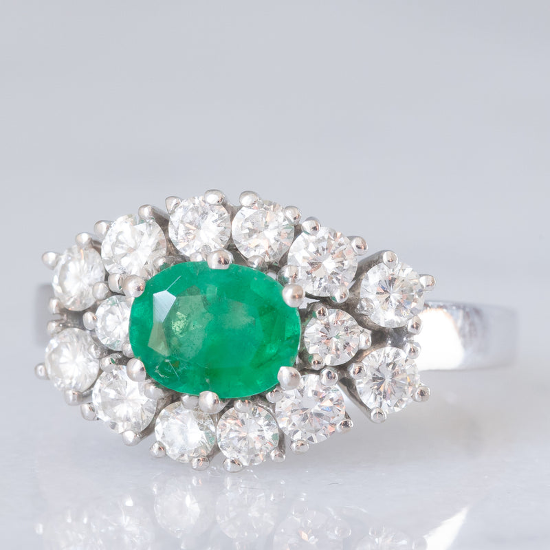 Anello vintage in oro bianco 18K con smeraldo (0.68ct ca.) e diamanti di taglio brillante (0.89ctw ca.), anni ‘70