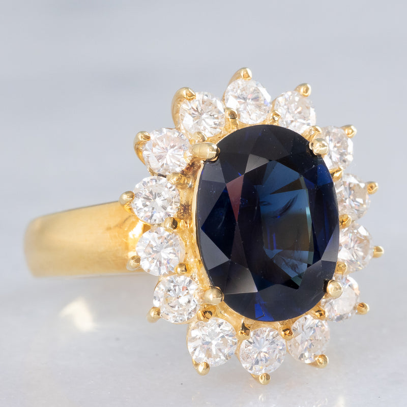 Anello a margherita vintage in oro giallo 18K con zaffiro (4.40ct ca.) e diamanti di taglio brillante (1.68ctw ca.), anni ‘70/‘80