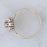 Anello a margherita vintage in oro bianco 14K con rubino (0.50ct ca.) e diamanti (0.30ctw ca.), anni ‘70/‘80