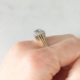 Anillo vintage de oro amarillo y blanco de 14 quilates con margaritas, topacio azul (aprox. 0.70 ct) y diamantes de talla brillante (aprox. 0.48 ct), década de 70/80