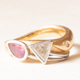 Abstract ring in 18K yellow and white gold with diamonds (central triangular cut and approx. 0.33ct) and pear-cut ruby ​​(approx. 0.25ct), 70s/80s