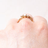 Trilogie-Ring aus 9-karätigem Gelb- und Weißgold mit Opal (ca. 0.20 ct) und weißen Steinen, die Diamanten imitieren, Jahr 1999