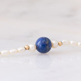 Collana moderna con perle bianche, lapislazzuli e oro giallo 18K