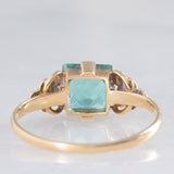 Anillo vintage de oro amarillo de 14 quilates con piedra verde y decoraciones florales y geométricas, años 50/60.