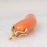 Colgante vintage de cuerno de la suerte en oro amarillo de 18 quilates y coral naranja