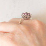Anello a fiore vintage in oro bianco 14K con rubini (0.56ctw ca.) e diamanti di taglio brillante (0.40ctw ca.), anni ‘70