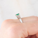 Anello vintage in stile Art Déco in platino con smeraldo (0.80ct) e diamanti (0.49ctw), anni ‘90