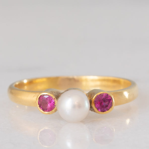 Trilogy vintage in oro giallo 18K con rubini (0.14ctw ca.) e perla bianca, anni ‘60/‘70