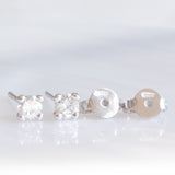 Orecchini punto luce in oro bianco 18K con diamanti di taglio brillante (0.44ctw ca.)