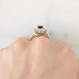 Anello a margherita in oro bianco 18K con zaffiro (1.30ct ca.) e diamanti di taglio brillante (0.44ctw ca.), anni ‘70