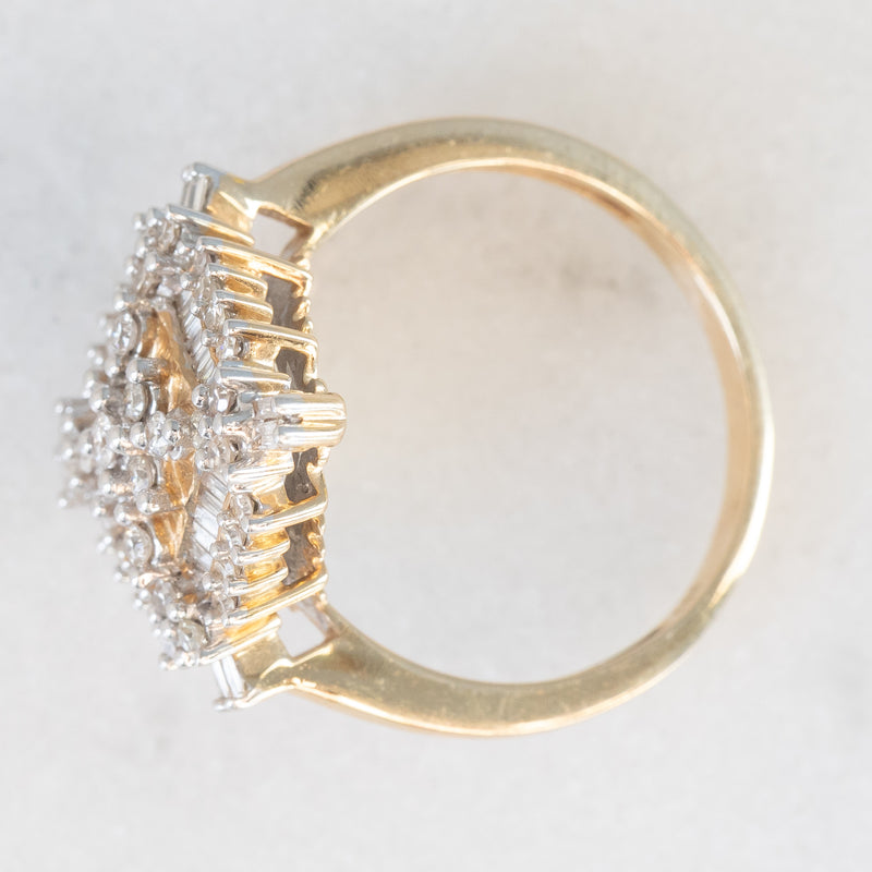 Anello vintage in oro giallo e bianco 14K con diamanti di taglio brillante e baguette (0.75ctw ca.), anni ‘70/‘80