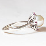 Anello a margherita vintage in oro bianco 14K con perla, rubini sintetici (0.20ctw ca.) e diamanti di taglio brillante (0.14ctw ca.), anni ‘70