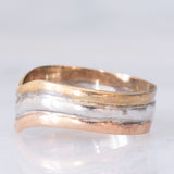 Anello “triplo” in tre ori (giallo, bianco e rosa) 8K con pietre bianche, anni ‘80