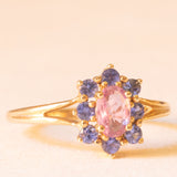 Anello a margherita in oro giallo 9K con zaffiro rosa sintetico (0.40ct ca.) e zaffiri blu sintetici (0.40ctw ca.), anno 2007