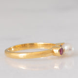 Trilogie vintage en or jaune 18 carats avec rubis (environ 0.14 ct) et perle blanche, années 60/70