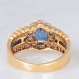 Anello a fascia + a margherita vintage in oro giallo 14K con zaffiri (0.65ctw ca.) e diamanti (0.25ctw ca.), anni ‘70