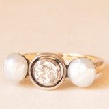 Trilogy antico in oro giallo 18K e argento con perle bianche e diamante di taglio vecchia miniera (0.48ct ca.), anni ‘10/‘20