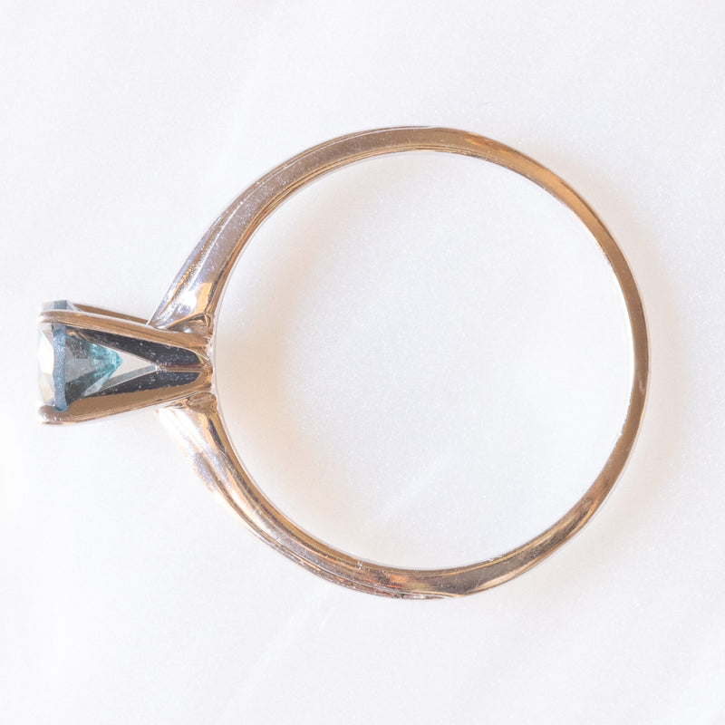 Solitario vintage in oro bianco 14K con diamante blu trattato di taglio brillante (0.45ct ca.), anni ‘90