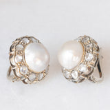 Orecchini a margherita in oro bianco 18K con perle bianche e diamanti di taglio rosetta (0.80ctw ca.), anni ‘40