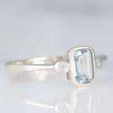 Trilogy vintage in oro bianco 9K con acquamarina (0.40ct ca.) e diamanti di taglio brillante (0.02ctw ca.), anni ‘70