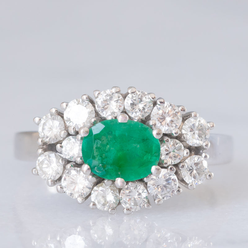 Anello vintage in oro bianco 18K con smeraldo (0.68ct ca.) e diamanti di taglio brillante (0.89ctw ca.), anni ‘70