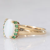 Anello vintage in oro giallo 8K con opale (0.90ct ca.) e smeraldi (0.10ctw ca.), anni ‘80