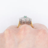 Anello a fiore/fiocco di neve in oro giallo e bianco 14K con smeraldo (0.13ct ca.) e diamanti di taglio brillante (1.24ctw ca.), anni ‘70