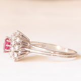 Vintage-Gänseblümchenring aus 18-karätigem Weißgold mit Rubinen (ca. 1 ct) und Diamanten im Brillantschliff (ca. 0.65 ctw), 70er Jahre