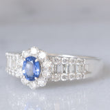 Anello a fascia con margherita in platino con zaffiro (0.44ct) e diamanti (0.67ctw), anni ‘80/‘90