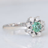 Anello a margherita vintage in oro bianco 14K con tormalina verde (0.35ct ca.) e diamanti (0.24ctw ca.), anni ‘80
