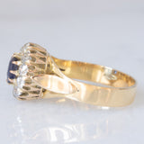Anello a margherita antico in oro giallo 14K con zaffiro (0.40ct ca.) e diamanti di taglio vecchia miniera (0.70ctw ca.), anni ‘20/‘30