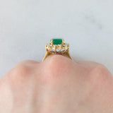 Anello a margherita vintage in oro giallo 18K con smeraldo (1.50ct ca.) e diamanti di taglio brillante (0.56ctw ca.), anni )70/‘80