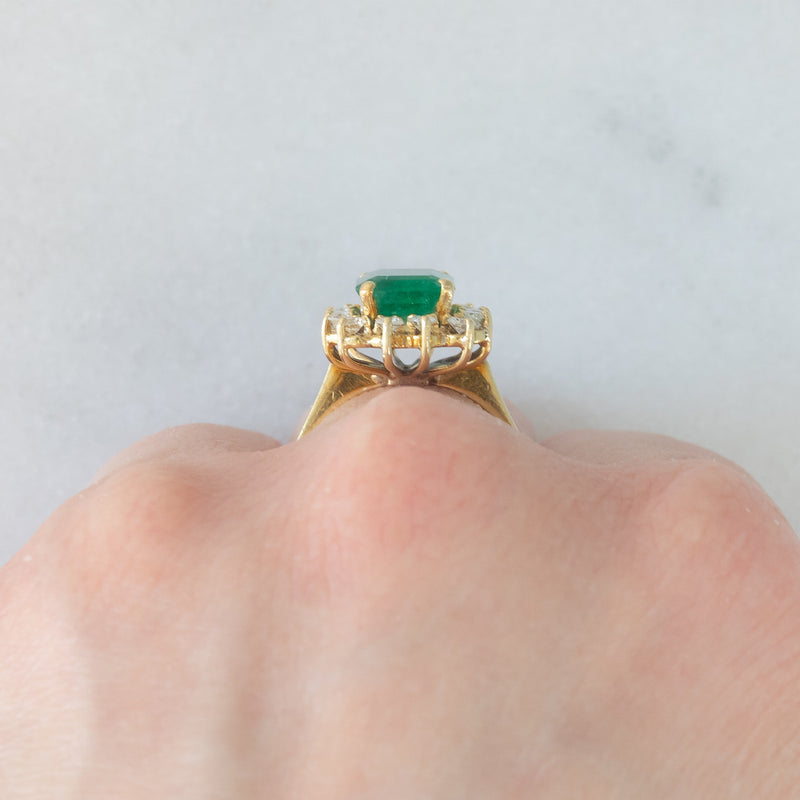 Anello a margherita vintage in oro giallo 18K con smeraldo (1.50ct ca.) e diamanti di taglio brillante (0.56ctw ca.), anni )70/‘80