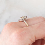 Anello a fiore antico in oro giallo 14K e argento con rubini (0.40ctw ca.) e diamanti di taglio vecchia miniera (0.65ctw ca.), primi del ‘900