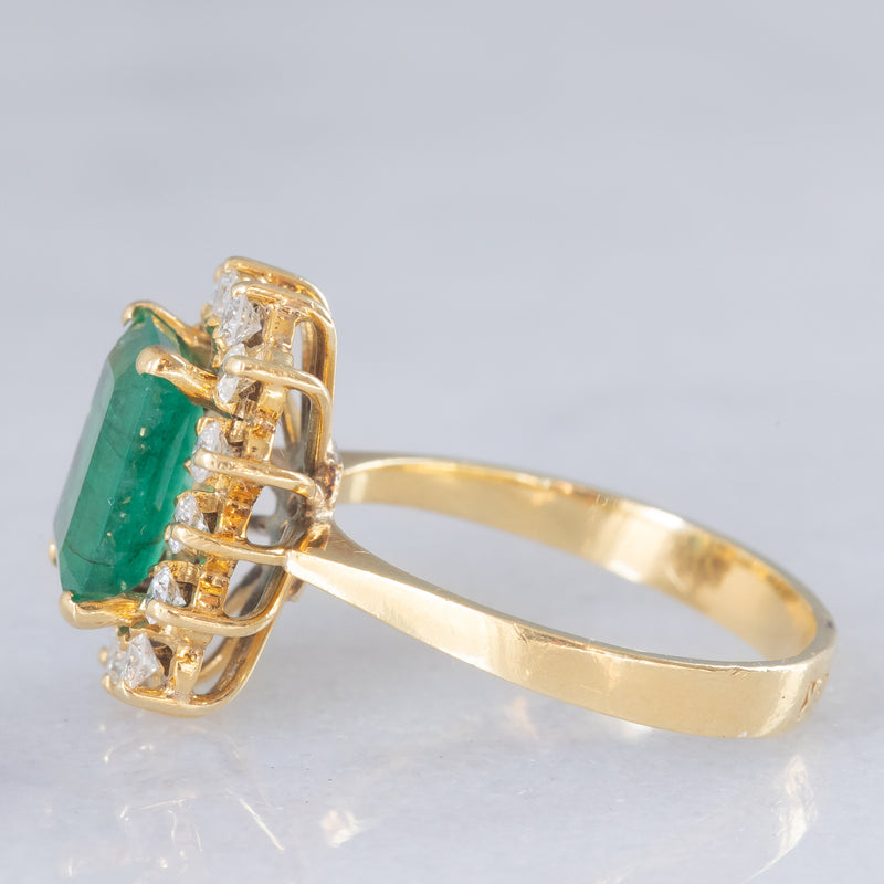 Anello a margherita vintage in oro giallo 18K con smeraldo (1.50ct ca.) e diamanti di taglio brillante (0.56ctw ca.), anni )70/‘80