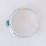 Anello a fascia in platino con tormalina verde (1.13ct) e diamanti (0.38ctw) e con lavorazioni a traforo, anni '90/anni '2000
