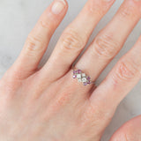 Anello vintage in oro bianco 14K con rubini (0.30ctw ca.) e diamanti di taglio brillante (0.22ctw ca.), anni ‘80