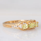 Anello vintage in oro giallo 9K con sfeni (0.44ctw ca.) e zirconi bianchi