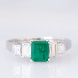 Anello vintage in stile Art Déco in platino con smeraldo (0.80ct) e diamanti (0.49ctw), anni ‘90