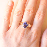 Anello a margherita con fascia in oro giallo 14K con tanzanite (2.50ct ca.) e diamanti (0.22ctw ca.), anni ‘70/‘80