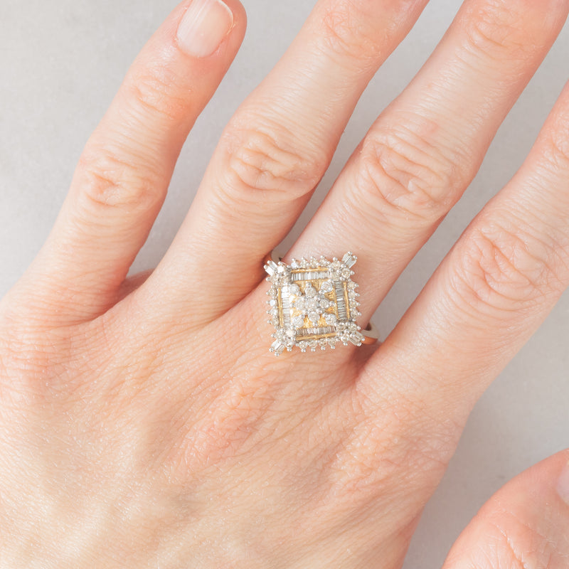 Anello vintage in oro giallo e bianco 14K con diamanti di taglio brillante e baguette (0.75ctw ca.), anni ‘70/‘80