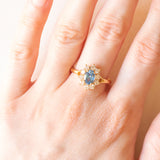 Vintage-Gänseblümchenring aus 18-karätigem Gelbgold mit blauem Topas (ca. 0.80 ct) und Diamanten im Brillantschliff (ca. 0.50 ctw), 70er Jahre