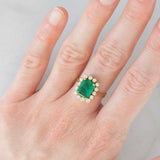 Anello a margherita vintage in oro giallo 18K con smeraldo (1.50ct ca.) e diamanti di taglio brillante (0.56ctw ca.), anni )70/‘80