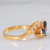 Toi et Moi francese vintage in oro giallo 18K con zaffiri di taglio smeraldo (0.80ct ca.) e diamanti di taglio brillante (0.20ct ca.), anni ‘70