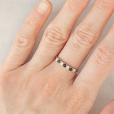 Bague vintage en or jaune 9 carats avec saphirs (environ 0.18 ct au total) et diamants taille brillant (environ 0.16 ct au total), année 1987