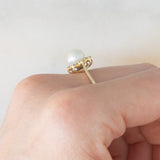 Anello a margherita vintage in oro giallo 14K con perla bianca e diamanti di taglio brillante (0.08ctw ca.), anni ‘60