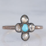 Anel antigo em forma de flor, em ouro amarelo 14K e prata, com turquesa e diamantes lapidados em rosa (aproximadamente 0.50 ct), final do século XIX.