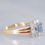 Anillo vintage de oro amarillo y blanco de 14 quilates con margaritas, topacio azul (aprox. 0.70 ct) y diamantes de talla brillante (aprox. 0.48 ct), década de 70/80