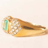 Vintage-Ring aus 18-karätigem Gelbgold mit Smaragd (ca. 0.50 ct) und Diamanten im Brillantschliff (ca. 0.66 ctw), 70er/80er Jahre